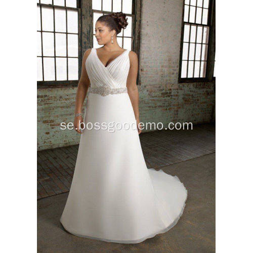 A-Line V-hals kapelltåg Organza över satinpärlor plus storlek bröllopsklänning
